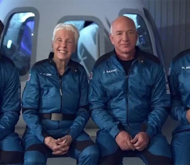 Tỷ phú Bezos bay lên vũ trụ thành công Tỷ phú Jeff Bezos và phi hành đoàn New Shepard