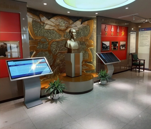 Thuê màn hình kios chân quỳ